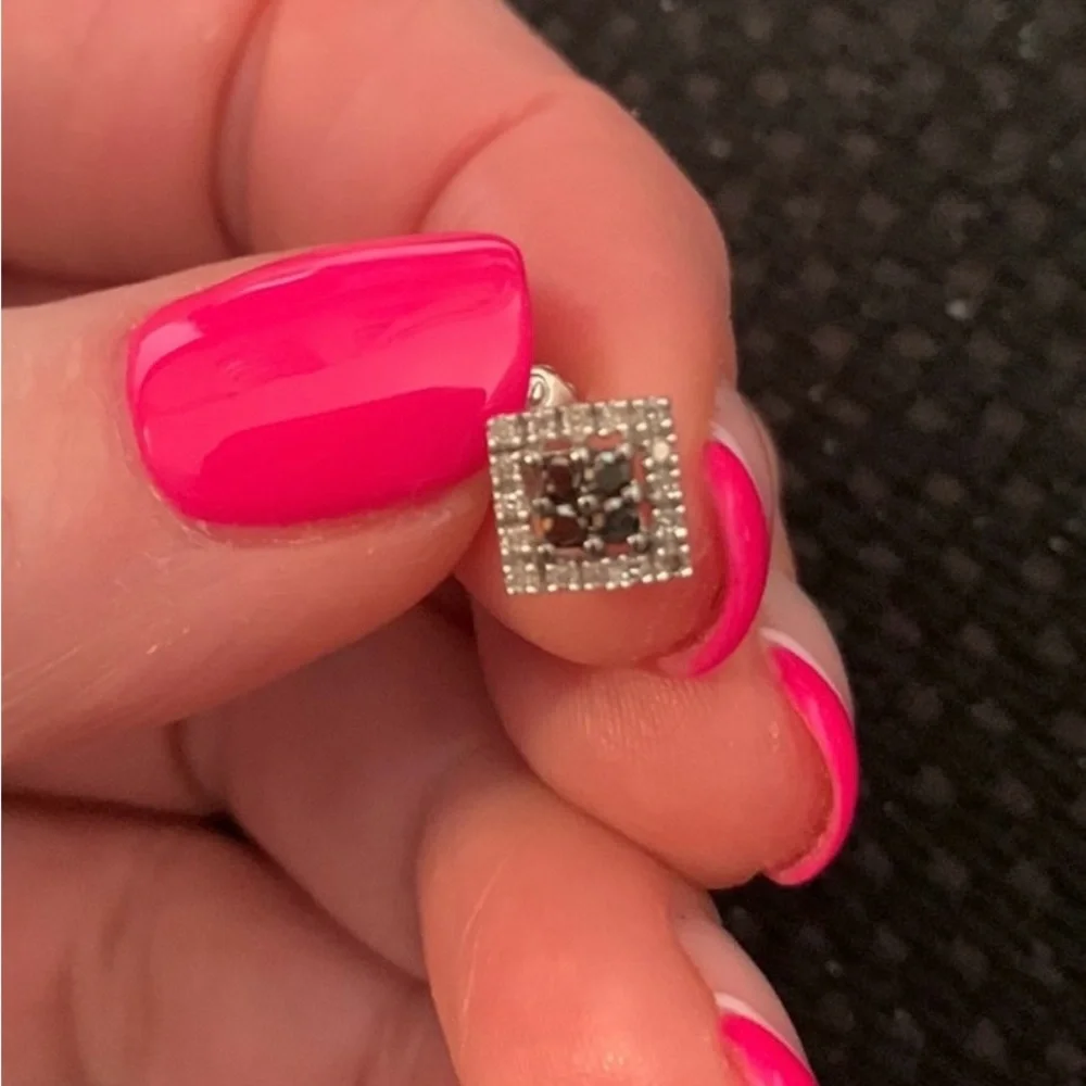 10k solid white gold with black/white Diamonds,square earrings. - Picture 1 of 5